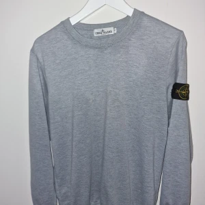 Stone Island tröja - Tja folket! Här säljer jag min asfeta stone island tröja✔️ Den är i 7/10 skick, inga defekter som ni kan se😎 Original pris: 4000🥲 mitt pris: 699😱 Den är L, men passar mer som en S-M🤔Tar även byten🙌 