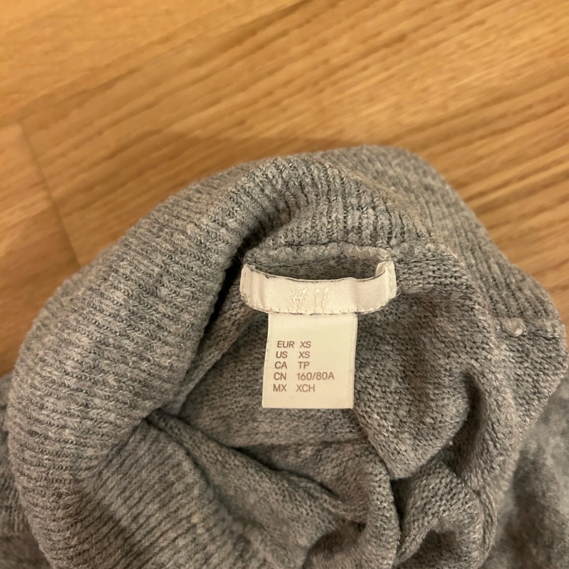 Grå polotröja från H&M - 1