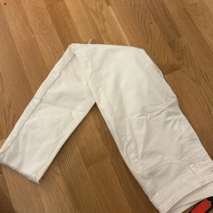 Vita jeans från Galzedd - Snygga vita jeans från Galzedd i storlek M. Perfekta för en stilren look med en klassisk design. De har en rak passform och är tillverkade i ett bekvämt material.