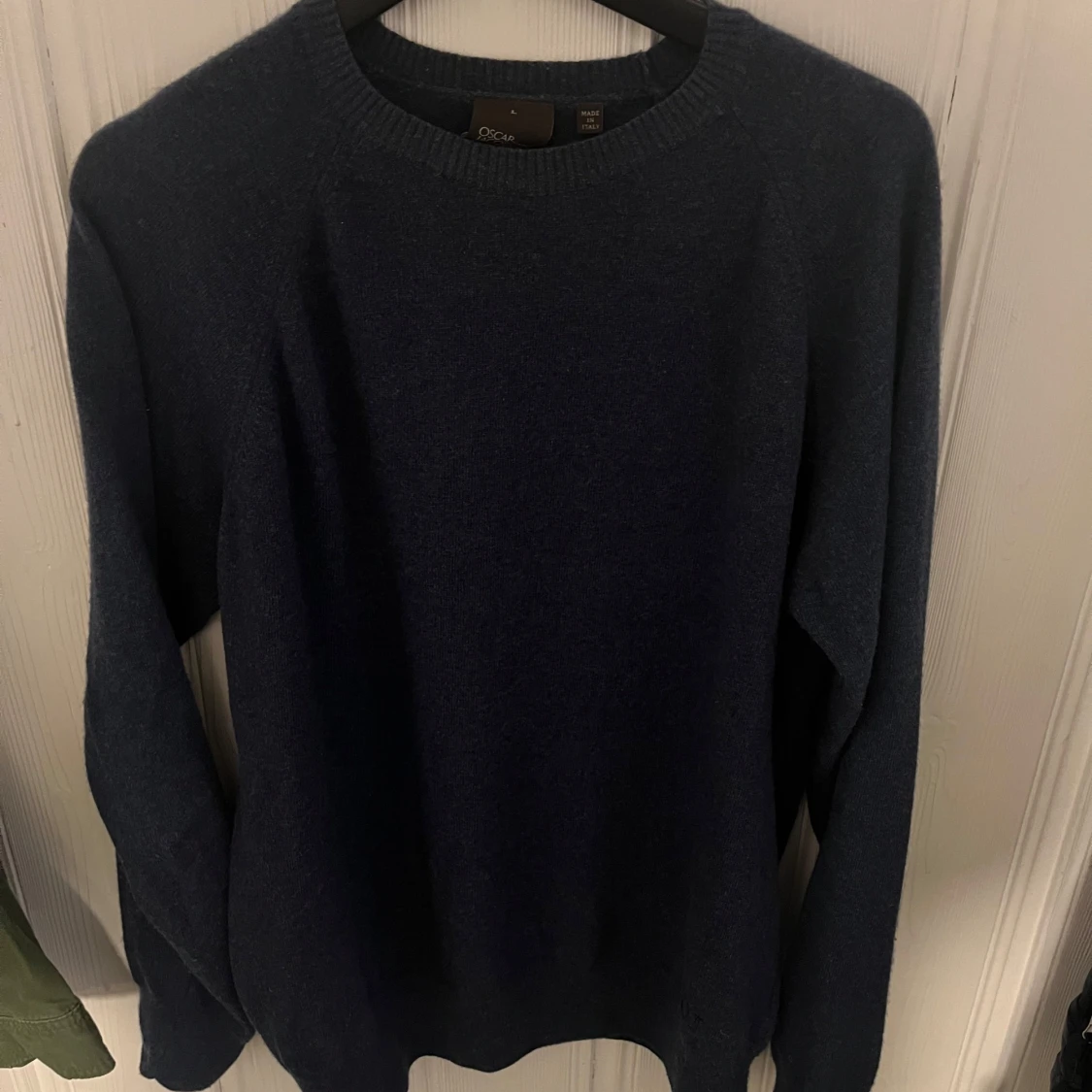 Mörkblå stickad tröja från Oscar Jacobson