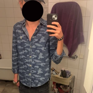 Ralph Lauren Camo Skjorta  - Riktigt fet camo skjorta som är riktigt svår att hitta nu för tiden. Skick 10/10. Storlek 14-16 men sitter som Xs-S. Jag är 180 och den sitter lite litet. Hör av er vid frågor eller funderingar 😂