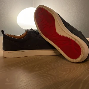 Ljusblå Christian Louboutin I väldigt fint skick - Ljusblåa Christian Louboutins i väldigt fint skick. Varan är använd 2 gånger då jag inte gjort något aktivt. Perfekt för fin middagar när man ska ut med familj och vänner men funkar lika bra till vardags. Pris går att diskuteras