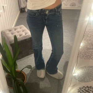 Blå jeans med knapp fickor  - Snygga bootcut jeans. dom är väldigt bekväma men dom ligger bara i garderoben. Dom är i toppskick och de har inte kommit till stor användning. Kontakta om det finns frågor. Jag kan även gå ner i pris vid snabb affär!💕