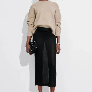 Beige stickad tröja - Säljer en mysig beige stickad tröja med långa ärmar och ribbad på kanterna, från & other stories! Jätte skön och användning fungerar när som helst. Använd 1 gång🤎