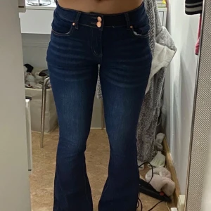 Mörkblå bootcut jeans - Lågmidjase och knappt använda💙💙