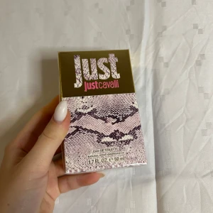 Just Cavalli Eau de Toilette - Säljer en Just Cavalli Eau de Toilette i en snygg förpackning med guld och ormskinnsmönster. Flaskan innehåller 50 ml av en fräsch och ungdomlig doft. Perfekt för dig som vill ha något unikt och trendigt. 