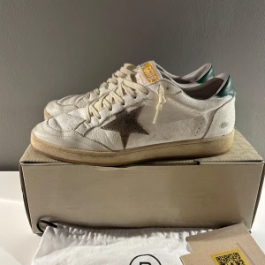Golden Goose - GGDB Ballstar i strl 43. Grey star med dark green heel. Helt okej skick; 8/10. Box och dustbag tillkommer! Skriv vid frågor och funderingar!