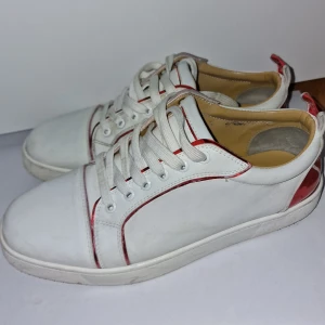 Louboutin skor - ‼️Snören kommer med i paketet‼️ Hej folket, säljer här ett par fina och unika Christian Louboutins☺️ Dem är i storlek 44✅️ Kvitto, box och dustbag medföljer👍🏻🤩 Lägger priset på 2699 men kan gå ner i snabb äffär💯 Tar emot byten också✔️❗️Kan ej garantera äktenhet, men har ett kvitto så dem är säkert riktiga❗️