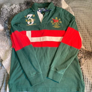 Grön pikétröja/ rugbytröja från Ralph Lauren - Ovanlig Vintage rugby tröja från Polo Ralph Lauren! Skick 9/10. Hör av er om frågor