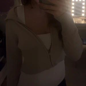 Beige gina tricot kofta  - Säljer denna super super fina koftan med dragkedja från Young gina❤️❤️ den kommer inte till användning och har inga defekter alls, super mjuk och gosig ❤️❤️