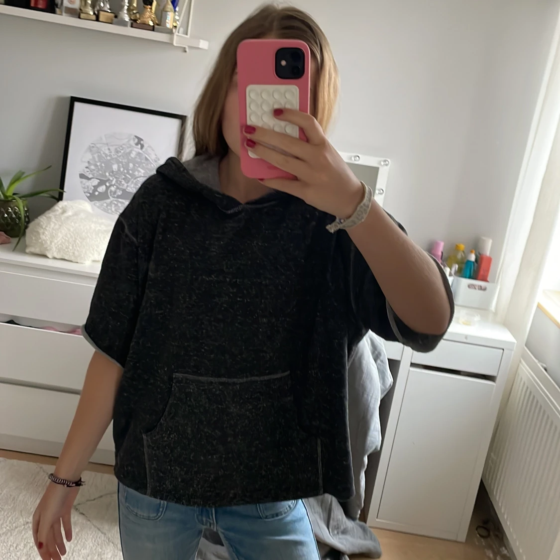 Svart hoodie med korta ärmar