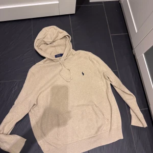 Polo Ralph Lauren tröja  - Skit snygg tröja i en snygg beige färg  Helt oanvänd köpt på Carl of Carl för 1699kr 