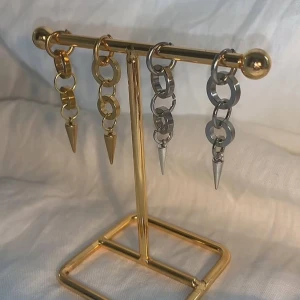 Örhängen  - Jättefina egen gjorda örhängen.  Köp för 99kr/st  Eller  185kr/par  Modell 099