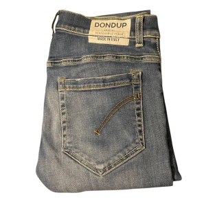 Dondup george grish slim jeans - Dondup george slim jeans, Size 31 sköna slitningar på ena bakfickan och fet wash.