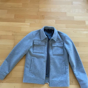 Höst och vår jacka  - Knappt använd jacka från Jack & Jones. Stl S. Inköpt förra hösten. 