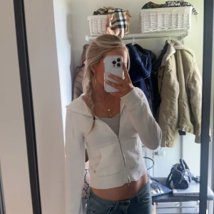 Tröja - Snygg oanvänd zip hoodie från pull and bear 