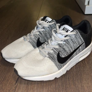 Nike sneakers - Sparsamt använda, lätta hela och rena  Skick 9/10