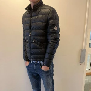 Moncler jacka - Säljer min sjukt feta Moncler jacka, den är i sjukt bra skick utom en liten scratch som man ej det! |nypris: ca 7000| modellen på bilden är 183 och den är lite liten, vid fler frågor osv skriv gärna, priset kan diskuteras vid snabb affär!