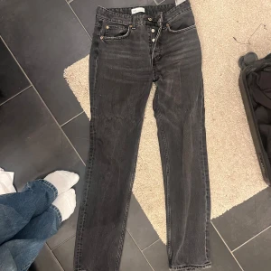 Zara jeans - Fina midrise zara jeans, hade legat konstigt i gaderoben därmed förklarar de att de va lite vekligt på benet men de försvinner 