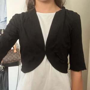 super snygg bolero 😍😍 - Så snygg bolero 😍😍😍 köpte den för ungefär 250 och klippt armarna men säljer den för 150!