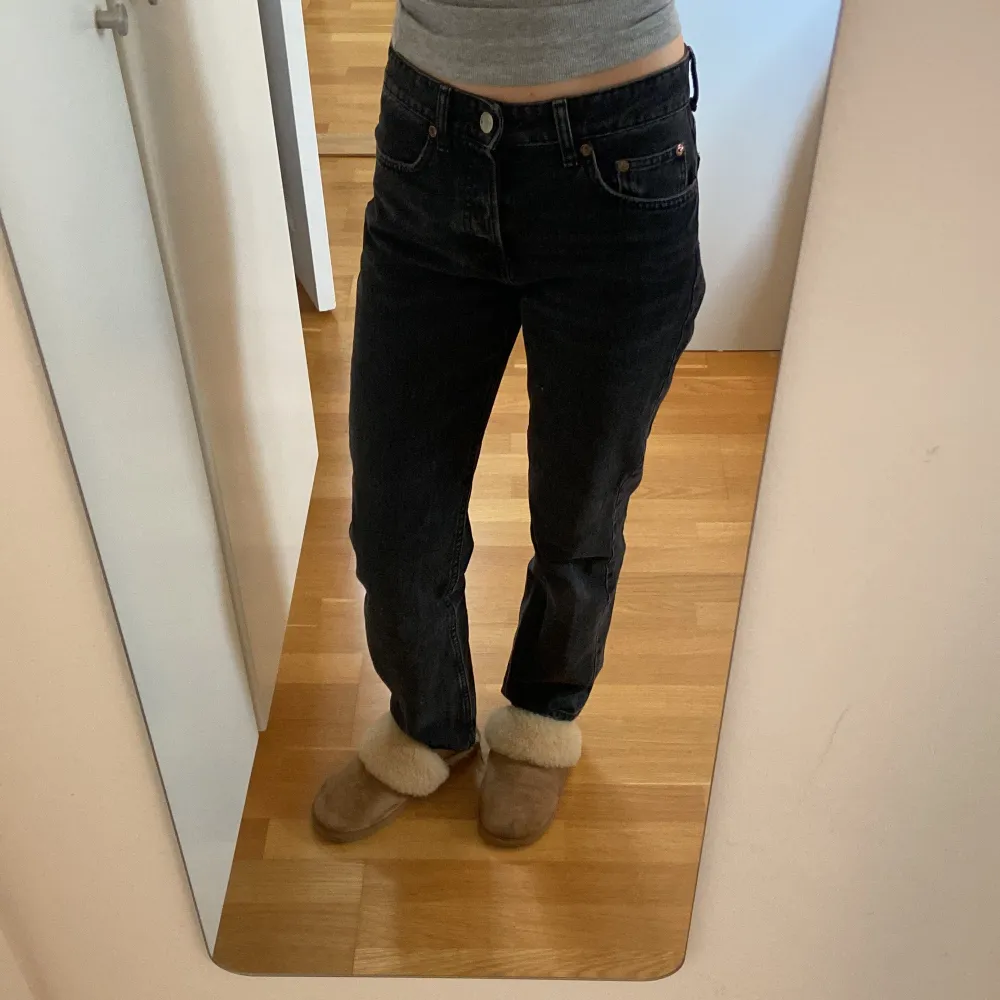 Svarta Zara raka jeans med silver knappar. Bra skick. Säljer för att de inte kommer till användning. Köpta för ca 500kr. Jeans & Byxor.