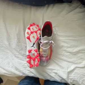 Fotbollskor PUMA nyskick - Storlek 42, nästan i nyskick, änvända under 5 gånger. Nypris 1699