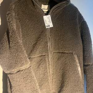 Teddyjacka hm - säljer i brun, se bild 2,3,4,5  Helt ny i storlek xs, säljer då jag inte använder den.  Har kvitto!