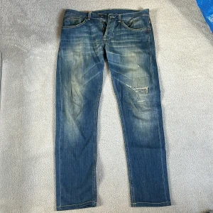 Dondup George - Tjena! Jag säljer dessa feta Dondup George jeansen. 😊  Jeansen har inga som helst defekter och har slitningar på knät, vilket är en design. 🙌  Frågor? Tveka inte på att kontakta mig 💸 