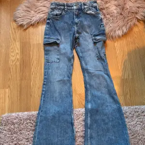 Fina utsvängda jeans från H&M bra skick i storlek 152