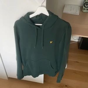Lyle Scott hoodie  - En hoodie i färgen mörkgrön i storlek L. Den har en liten fläck på luvan men den syns inte så mycket. Priset kan diskuteras 