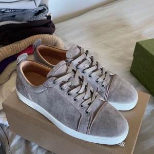 Louboutin  - Storlek 45 men dem är små i storleken så passar 43-44 använda 1 gång