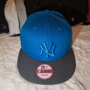 9Fifty NY Yankees Fitted S - M Blå Crown Mörkgrå - 9Fifty NY Yankees Fitted S - M Blå Crown Mörkgrå. Ny utan prislapp!