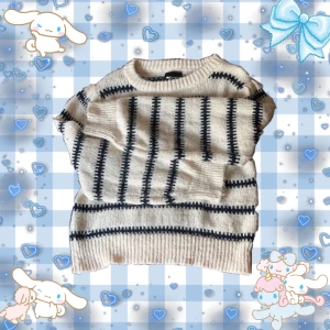 Randig Stickad Tröja 🩵🦋 - En supersöt stickad tröja, varsamt använd!  Står stl XL men jag tycker att den sitter smått på mig, så satsar att den sitter bättre på stl M/L ( om man vill ha en baggy look ) Skriv om det är nått! Katt och hund finns i hemmet Pris kan diskuteras! 🩵🦋