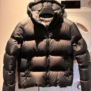 Colmar vinterjacka  - Säljer denna jacka som är cirka xs-s i storlek. Liten brännskada på högra armen på grund av en olycka med fyrverkerier men nästan osynlig. Nypris 4000kr. Bra skick. Pris kan diskuteras lite