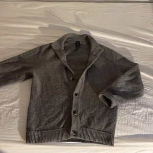 Stickad boss tröja - Skick på tröjan 10/10, säljer den för den var för stor. Jätte bra pris passar m och L och funkar bra till vintern 