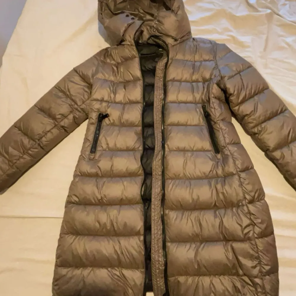 cozy and warm winter jacket and good for rain, used 3 times, size Large, bought from Mango. Jackor.