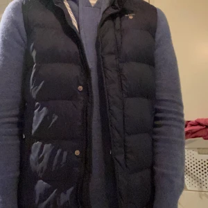 Gant väst - Mycket bra skick nästan som ny, använd max 10 gånger. Storlek 158/164. Hör gärna av er