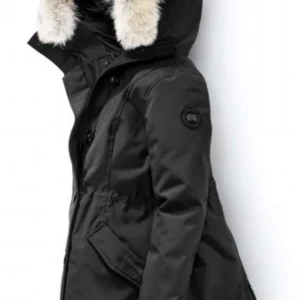 Canada Goose Rossclair Parka - Black Label  - Canada Goose Rossclair Parka - Black Label Storlek: 2XS  (storlekarna är större och motsvarar S) Färg: Svart  Pris: 10 000 Jackan är knappt använd och i mycket bra skick. Perfekt för dig som söker en varmjacka som formar kroppen otroligt fint.  