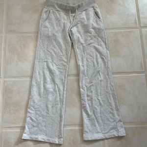 Lågmidjade mjukisbyxor  - Mjukisbyxor från alobha label Lågmidjade, långa och vida i benen Strl M, något korta på mig som är 180 Liten slitning på insida lår men inget som syns vid användning🥰 (Skrynkliga på bilderna)