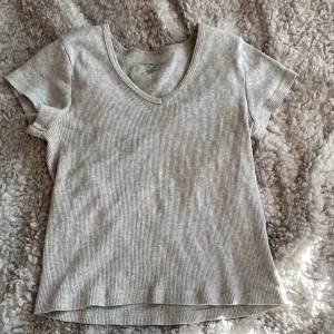 Brandy Melville toppar  - Säljer dessa brandy melville toppar! Båda är kortare i modellen💕 säljer båda för 300kr eller 159kr separat
