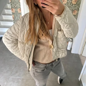 Beige quiltad jacka - Säljer en superfin beige quiltad jacka som är perfekt för höst och vår. Den har en dragkedja framtill och är långärmad. Jackan är använd men i bra skick💕