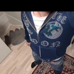 Rhinestone Zip hoodie - Säljer denna sköna rhinestone hoodien. Otroligt snygg som får många blickar. Knappt använd och bra kvalite!