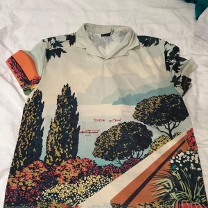 Printad piké - Printad piké köpt från ASOS. Använd ett par gånger. Passar M/L