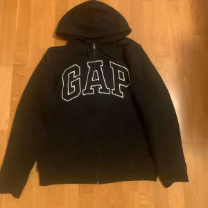 GAP hoodie - Jätte skön hoodie med ett unikt fluffigt material inuti vilket gör den väldigt varm och perfekt nu när kylan börjar komma, för fler frågor funderingar är det bara att skicka ett dm