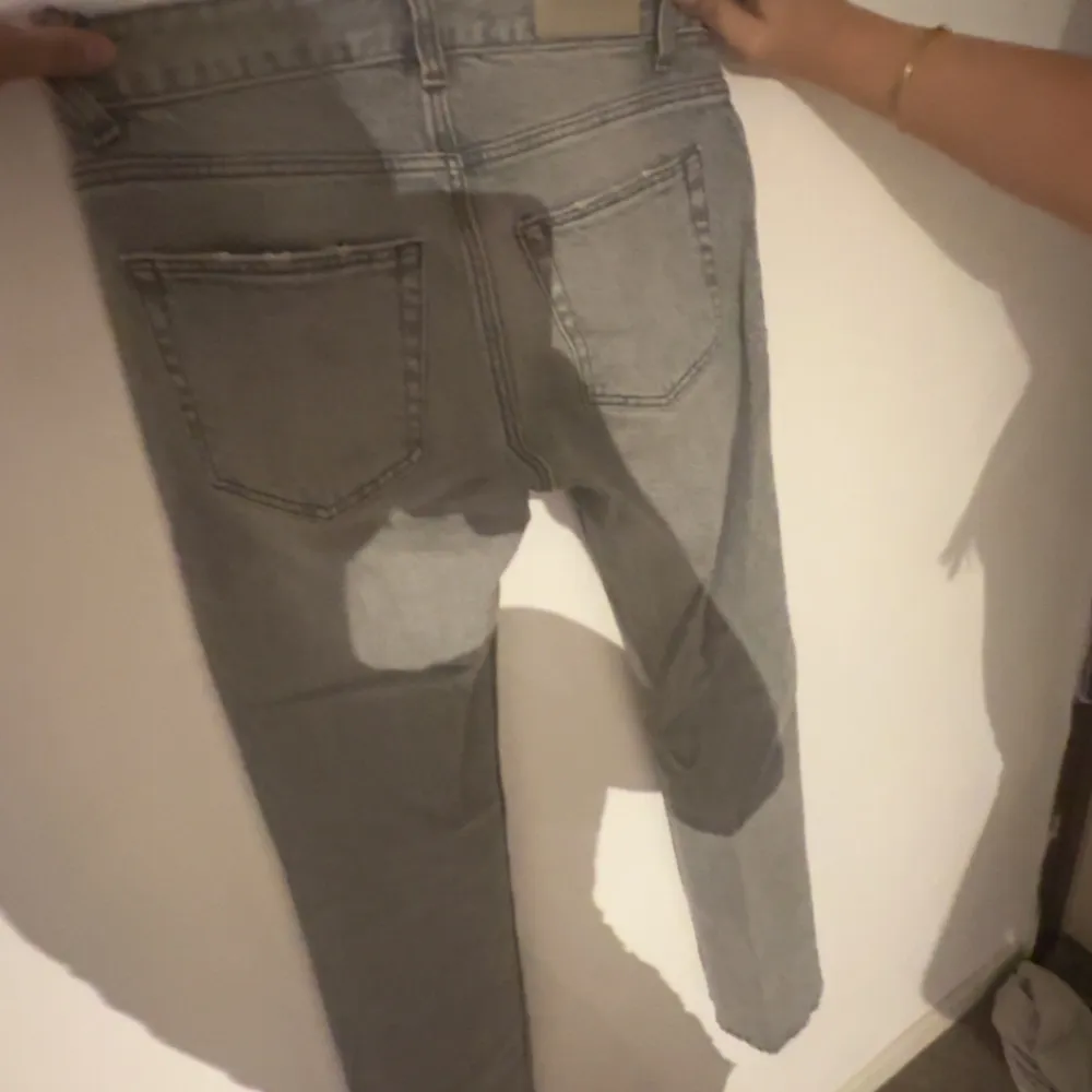 Pull and bear jeans som knappt är använda. De är i storlek 32 men är ganska små i storleken. Men sitter jättesnyggt. De är i straight modell. Skriv för mer bilder. Jeans & Byxor.