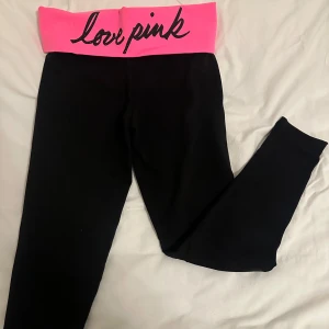 Victoria’s Secret leggings/yoga byxor - Oanvänd. Texten står bak på leggingsen