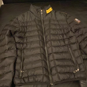 Säljer pjs jacka då den är för stor för mig. Jackan är i xx l - Säljer pjs jacka då den är för stor för mig. Jackan är i xx large och är i väldigt bra skick. Pris kan diskuteras 