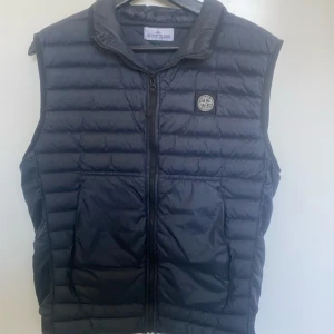 Stone island väst - Tja! Säljer nu min Stone island väst. Den är blå och är använd cirka 10 gånger, inga defekter! Nypris är runt 5000-6000 mitt pris är endast 1499 men kan gå ner vid snabb affär! Skriv vid frågor🔥🤝