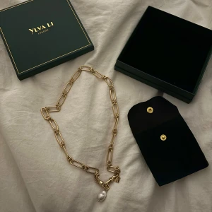 Halsband  - Oanvänt halsband från Ylva Li, nypris 2340! Har även matchande armband!