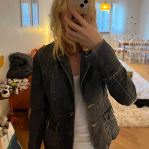 Jeansjacka - En jeansjacka köpt Second hand. Väldigt bra kvalite och skick. Kavaj-liknande.